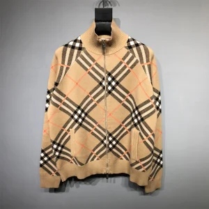 BURBERR Autumn New plaid pullover knit The classic Berberi plaid pattern runs throughout the jacket FZ195