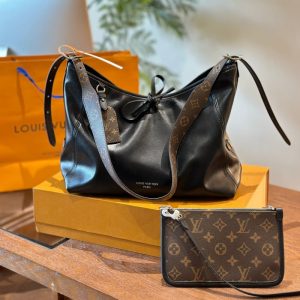 LV Louis Vuitton High-quality All black sheepskin Old flower shoulder strap embellishment 38cm LB053