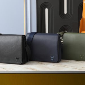 Louis Vuitton High Quality Men Cowhide Men Messenger Bag Large Capacity Crossbody Bag Wide Shoulder Strap 28x24x10cm LB072