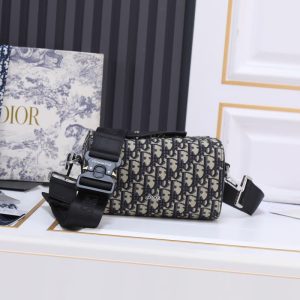 Dior High Quality Women Shoulder Bag Crossbody Bag Two way zipper closure with magnetic leather design 21.5*11*12.5CM LB301