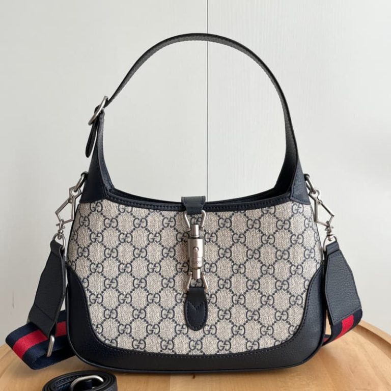 GUCCI High quality women shoulder bag Designed with a GG pattern on the surface With gold tone push lock hardware-3
