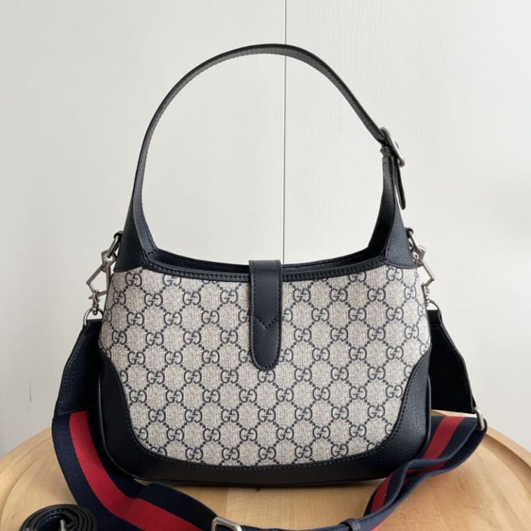 GUCCI High quality women shoulder bag Designed with a GG pattern on the surface With gold tone push lock hardware-4