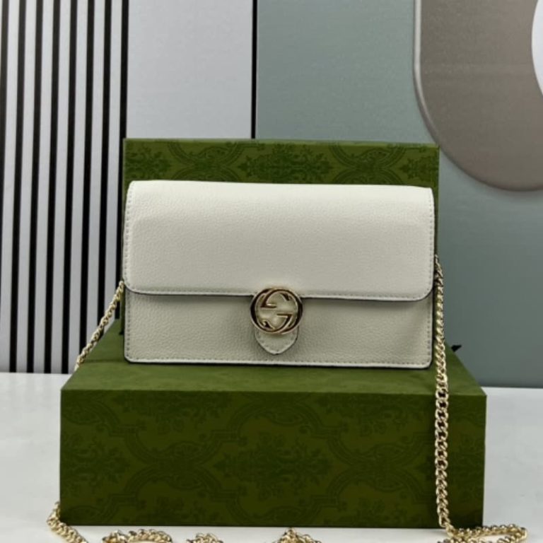 GUCCI High-quality women shoulder bag handbag Flap design and front gold accessories-3
