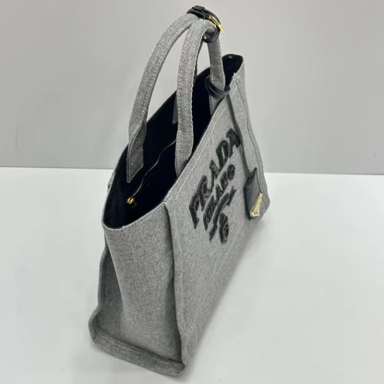 High quality Prada unisex canvas handbag The front logo pattern is equipped with a small tag-9