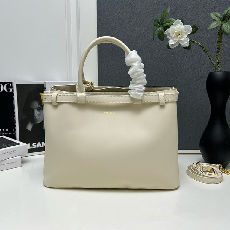 High quality Prada women handbag with iconic logo pattern on the front-1